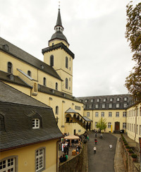 Blick aus dem Karmel in den Innenhof der ehemaligen Abtei.